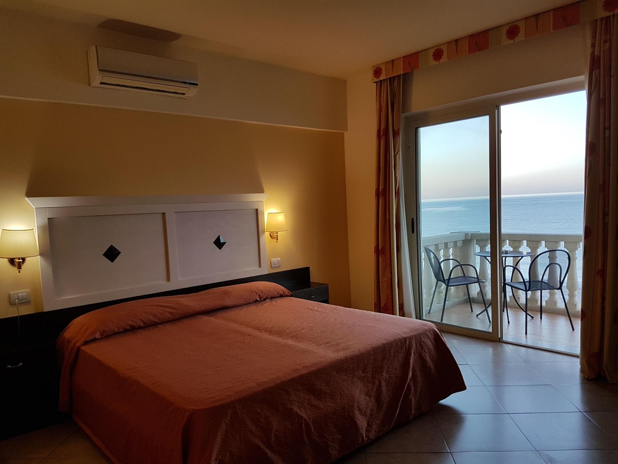 Hotel Orizzonte Letojanni Buitenkant foto