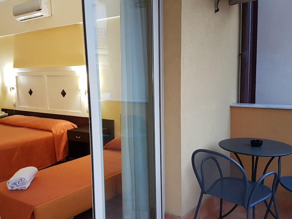 Hotel Orizzonte Letojanni Buitenkant foto
