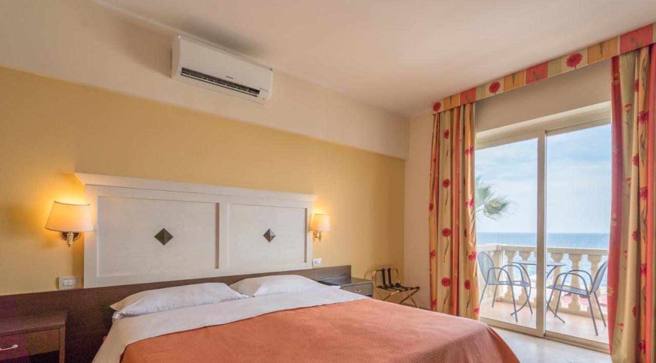 Hotel Orizzonte Letojanni Buitenkant foto