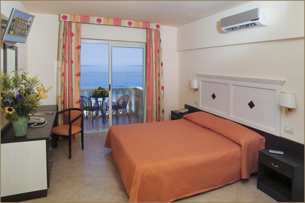 Hotel Orizzonte Letojanni Buitenkant foto
