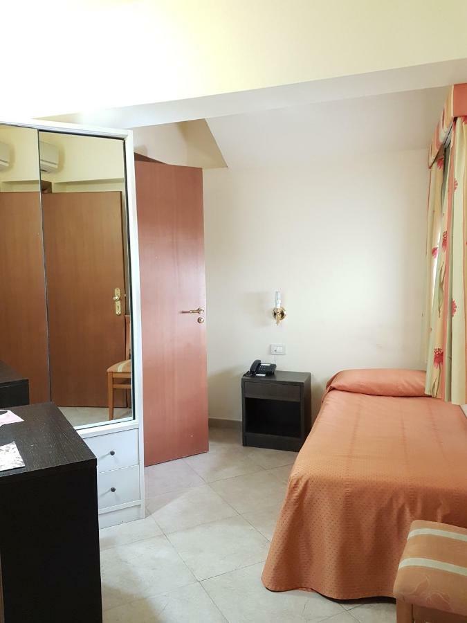 Hotel Orizzonte Letojanni Buitenkant foto